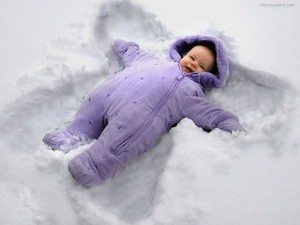 Cute-baby-wear-winter-clothes-and-lying-in-snow